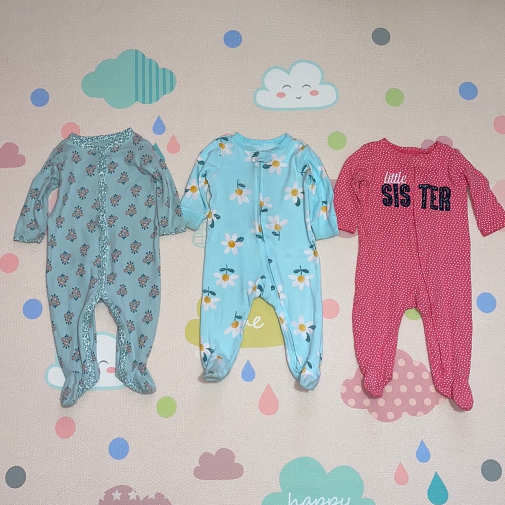 Bundle of 3 Carter’s baby girl sleepers size 6M